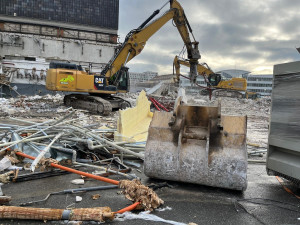 ANKETA: Bývalý brněnský Prior obsadily bagry. Souhlasíte s demolicí ikonického obchoďáku?