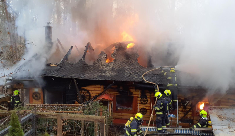 U Rozdrojovic vzplála chata. Škody dosahují více než tří milionů korun