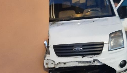 Opilý řidič na Jihlavsku naboural do fasády domu. Policie teď hledá důležitého svědka v tmavém Superbu