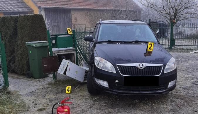 Řidič na Třebíčsku narazil do pilíře plynové přípojky. Silnice byla uzavřená, řidiči museli po objížďce