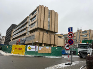 VIDEO: Budovu brněnské informatiky už rozebírají bagry. Areál fakulty čeká zásadní proměna