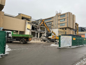 VIDEO: Budovu brněnské informatiky už rozebírají bagry. Areál fakulty čeká zásadní proměna