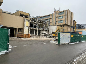 VIDEO: Budovu brněnské informatiky už rozebírají bagry. Areál fakulty čeká zásadní proměna