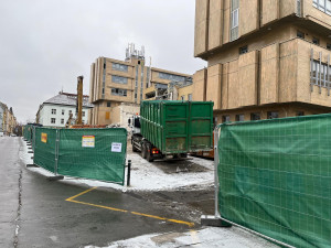 VIDEO: Budovu brněnské informatiky už rozebírají bagry. Areál fakulty čeká zásadní proměna