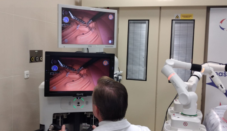 V brněnské nemocnici už rok pomáhá lékařům robot. Operoval už přes stovku lidí