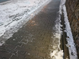 Záchranáři od rána vyjíždějí ke zraněným lidem, kteří uklouzli na náledí