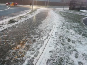 Záchranáři od rána vyjíždějí ke zraněným lidem, kteří uklouzli na náledí