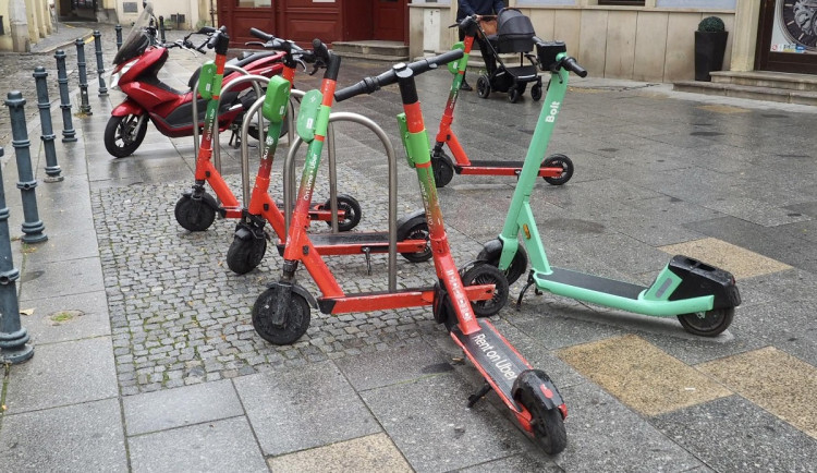 Brno zakáže elektrické jednokolky v centru města, lidé na koloběžkách musí zpomalit