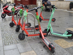 Brno zakáže elektrické jednokolky v centru města, lidé na koloběžkách musí zpomalit