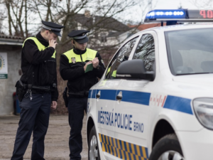 Muž ve Volkswagenu svištěl po Úvoze. Při kontrole mu policisté přišli na zřejmě padělaný řidičák