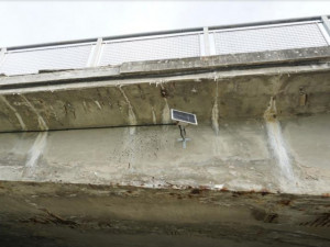 Silničáři na několik měsíců zavřeli most přes řeku Moravu u slovenských hranic. Hrozí, že se zřítí