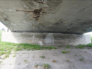 Silničáři na několik měsíců zavřeli most přes řeku Moravu u slovenských hranic. Hrozí, že se zřítí