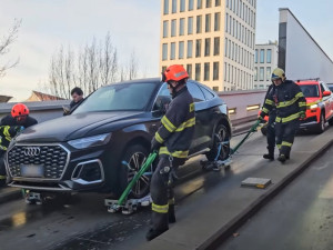 Hasiči odvezli zaparkované auto ze střešních garáží, aby ho mohla naložit odtahovka