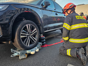 Hasiči odvezli zaparkované auto ze střešních garáží, aby ho mohla naložit odtahovka