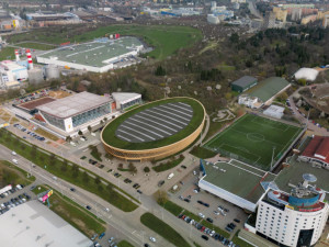 Nová hala pro dráhové cyklisty a atlety v Brně bude vypadat jako dřevěný pavilon