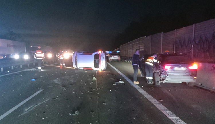 Na jihu Moravy se včera stalo několik nehod. D1 uzavřela hromadná nehoda, ve Vyškově auto srazilo chodkyni