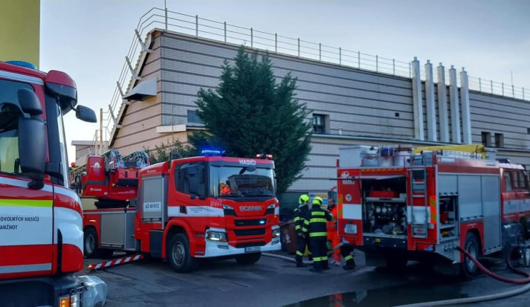 Krytý bazén v Břeclavi zachvátily plameny. Požár budovy v rekonstrukci si vyžádal druhý stupeň poplachu