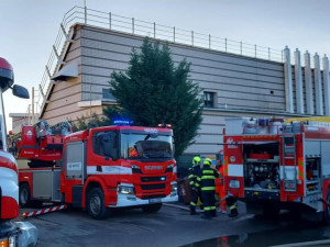 Krytý bazén v Břeclavi zachvátily plameny. Požár budovy v rekonstrukci si vyžádal druhý stupeň poplachu