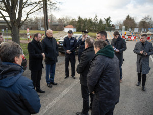 Uzavření hraničního mostu u Lanžhota komplikuje dopravu. Ve hře je provizorní lávka pro chodce