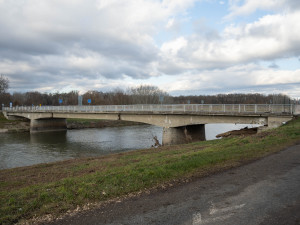 Uzavření hraničního mostu u Lanžhota komplikuje dopravu. Ve hře je provizorní lávka pro chodce