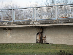 Uzavření hraničního mostu u Lanžhota komplikuje dopravu. Ve hře je provizorní lávka pro chodce