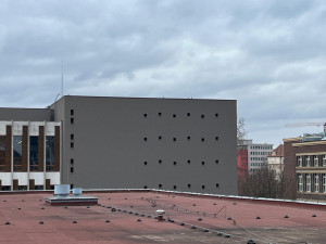 Na střeše brněnského magistrátu se zabydlela desítka ptáků. Holubník pomáhá regulovat jejich populaci