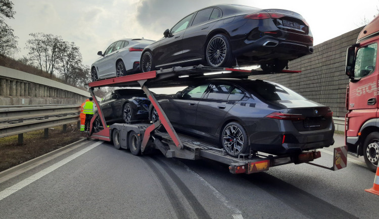 Na dálnici se utrhl návěs s luxusními auty. Zablokoval oba jízdní pruhy