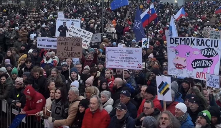 Brněnské náměstí Svobody zaplnily stovky Slováků. Účastníci protestu se vymezili vůči Ficově vládě