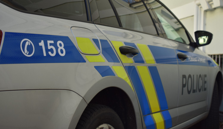 Neznámý zloděj ukradl vozík s drtičem pařezů. Policie hledá svědky s palubní kamerou