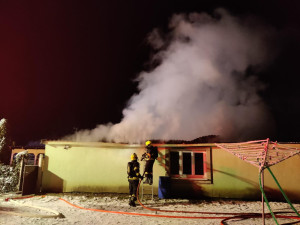 Jihomoravské hasiče nad ránem zaměstnaly dva požáry. Hořely dům a chata, škody jsou v milionech