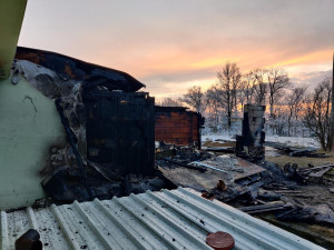 Jihomoravské hasiče nad ránem zaměstnaly dva požáry. Hořely dům a chata, škody jsou v milionech