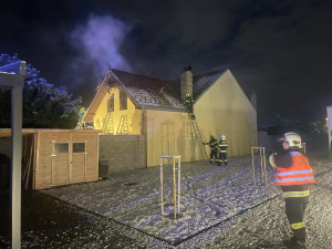 Jihomoravské hasiče nad ránem zaměstnaly dva požáry. Hořely dům a chata, škody jsou v milionech
