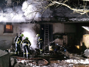 Hasiči zasahovali u požáru rodinného domu na Znojemsku. V plastovém kbelíku vzplál popel