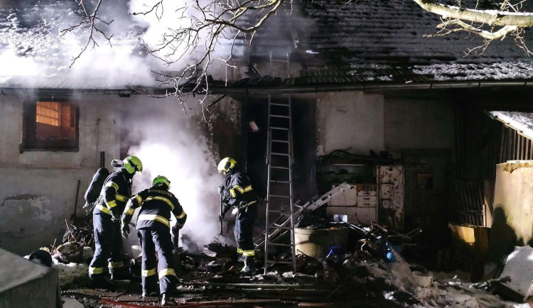 Hasiči zasahovali u požáru rodinného domu v Lesonicích na Znojemsku. Nevhodně uložený popel vzplál v plastovém kbelíku