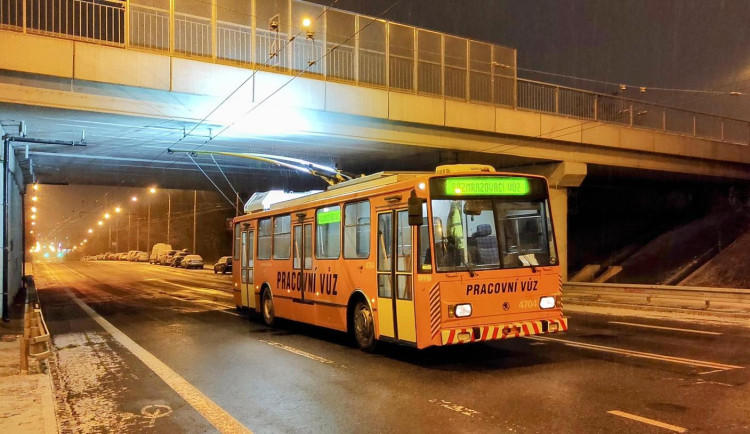 Jih Moravy čekají noční mrazy. Do ulic Brna vyráží speciální vozy, které bojují s námrazou