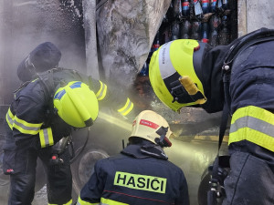 Na dálnici D1 u Brna vzplál návěs kamionu s plastovými lahvemi. Řidiči se zdrží v dlouhé koloně