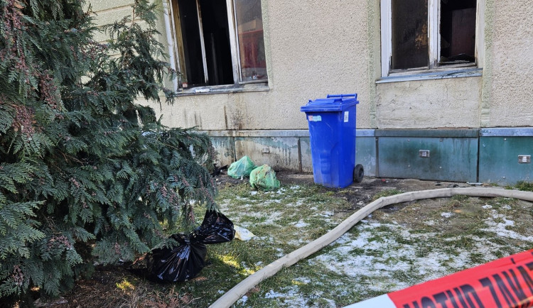 Při požáru rodinného domu na Vyškovsku zemřel senior i jeho pes. Hasiči vyšetřují příčinu