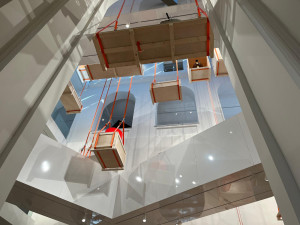 V Moravské galerii vystavuje designér Jan Plecháč. Díla visí ze stropu, podpírají je figurky umělcových přátel