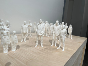 V Moravské galerii vystavuje designér Jan Plecháč. Díla visí ze stropu, podpírají je figurky umělcových přátel