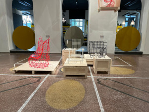 V Moravské galerii vystavuje designér Jan Plecháč. Díla visí ze stropu, podpírají je figurky umělcových přátel