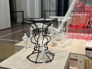 V Moravské galerii vystavuje designér Jan Plecháč. Díla visí ze stropu, podpírají je figurky umělcových přátel