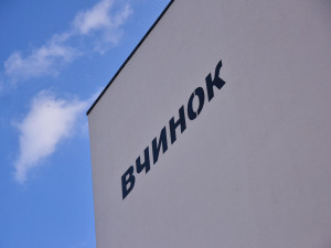 Nádraží v ukrajinském Lvově nově zdobí nápis brněnského graffiti umělce Tima