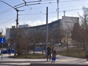 Nádraží v ukrajinském Lvově nově zdobí nápis brněnského graffiti umělce Tima