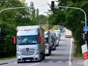 Policisté na jihu Moravy kontrolovali váhu kamionů. Jeden byl přetížený o dvanáct tun