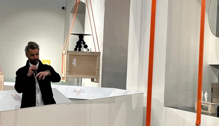 V Moravské galerii vystavuje designér Jan Plecháč. Díla visí ze stropu, podpírají je figurky umělcových přátel
