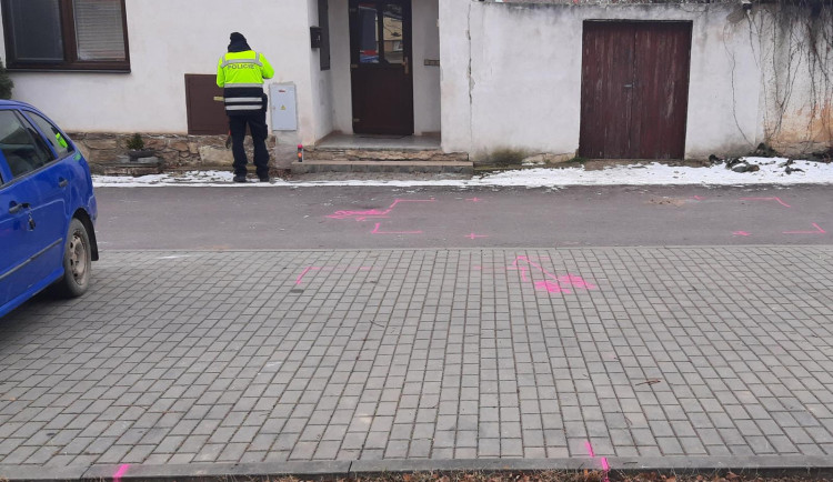 Řidič na Znojemsku při couvání srazil malé dítě. Zůstalo zaklíněné pod autem, musel pro něj letět vrtulník