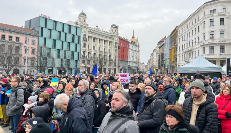 VIDEO: Brno si připomíná tři roky od začátku války na Ukrajině. Stovky lidí vyjádřily na Svoboďáku podporu