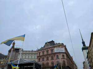 VIDEO: Brno si připomíná tři roky od začátku války na Ukrajině. Stovky lidí vyjádřily na Svoboďáku podporu