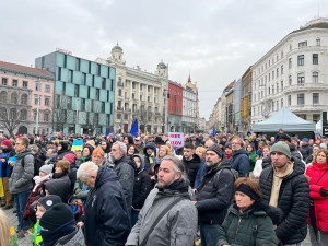 VIDEO: Brno si připomíná tři roky od začátku války na Ukrajině. Stovky lidí vyjádřily na Svoboďáku podporu