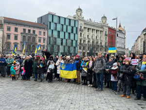 VIDEO: Brno si připomíná tři roky od začátku války na Ukrajině. Stovky lidí vyjádřily na Svoboďáku podporu
